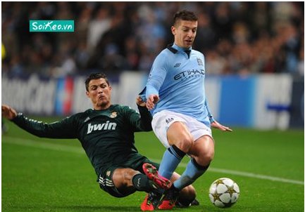 Hai CLB hàng đầu nước Ý đang chiến đấu để có chữ ký hậu vệ Man City