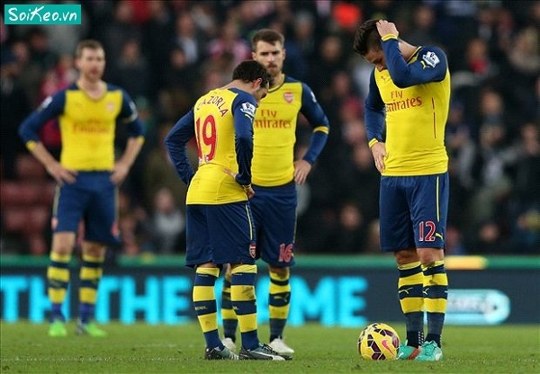 Arsenal tặng “quà” cho đối thủ