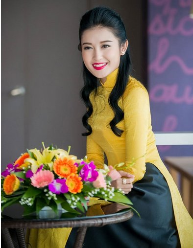 Á hậu Huyền My rạng rỡ áo dài vàng ghi hình Tết