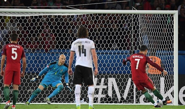 Santos không hài lòng về CR7