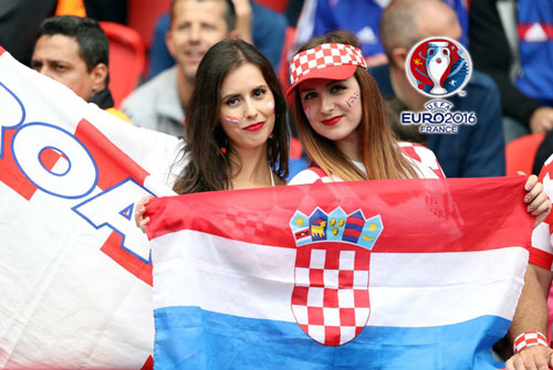CĐV CH Czech vs Croatia thi nhau đọ sắc trên khán đài