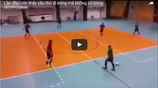 Lần đầu tiên thấy cầu thủ đi bóng mà không có bóng