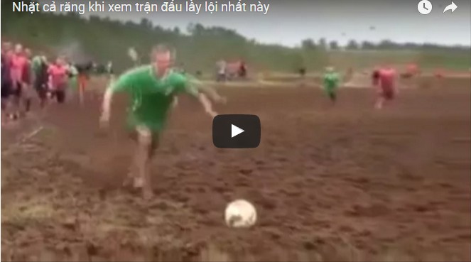 Nhặt cả răng khi xem trận đấu lầy lội nhất này