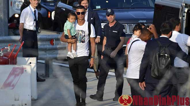 “Vua” Ronaldo bồng con, chào fan cuồng Juventus vây sân bay