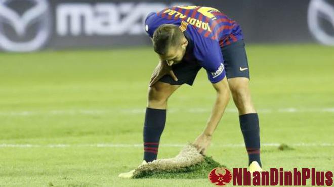 Barca suýt ôm hận vì sân như mặt ruộng: Messi sợ không dám rê dắt