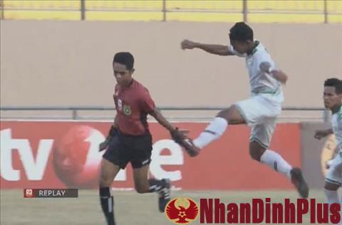 Cầu thủ Indonesia song phi, cởi áo rượt đuổi trọng tài