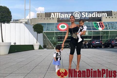 Bạn gái đưa hai con đến sân trong trận Ronaldo lập cú đúp ở Serie A