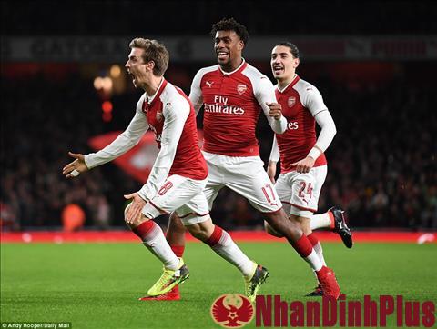 Monreal xác nhận đang đàm phán hợp đồng với Arsenal